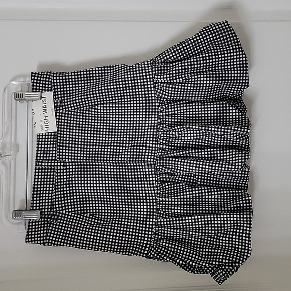 Bershka Size 4 Black and White Plaid Bubble / Balloon Mini Skirt NEW w/Tags! - Picture 3 of 11